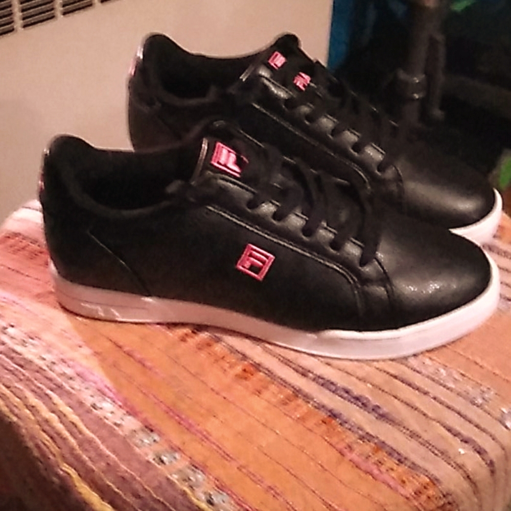 NWOT Fila casual sneaks